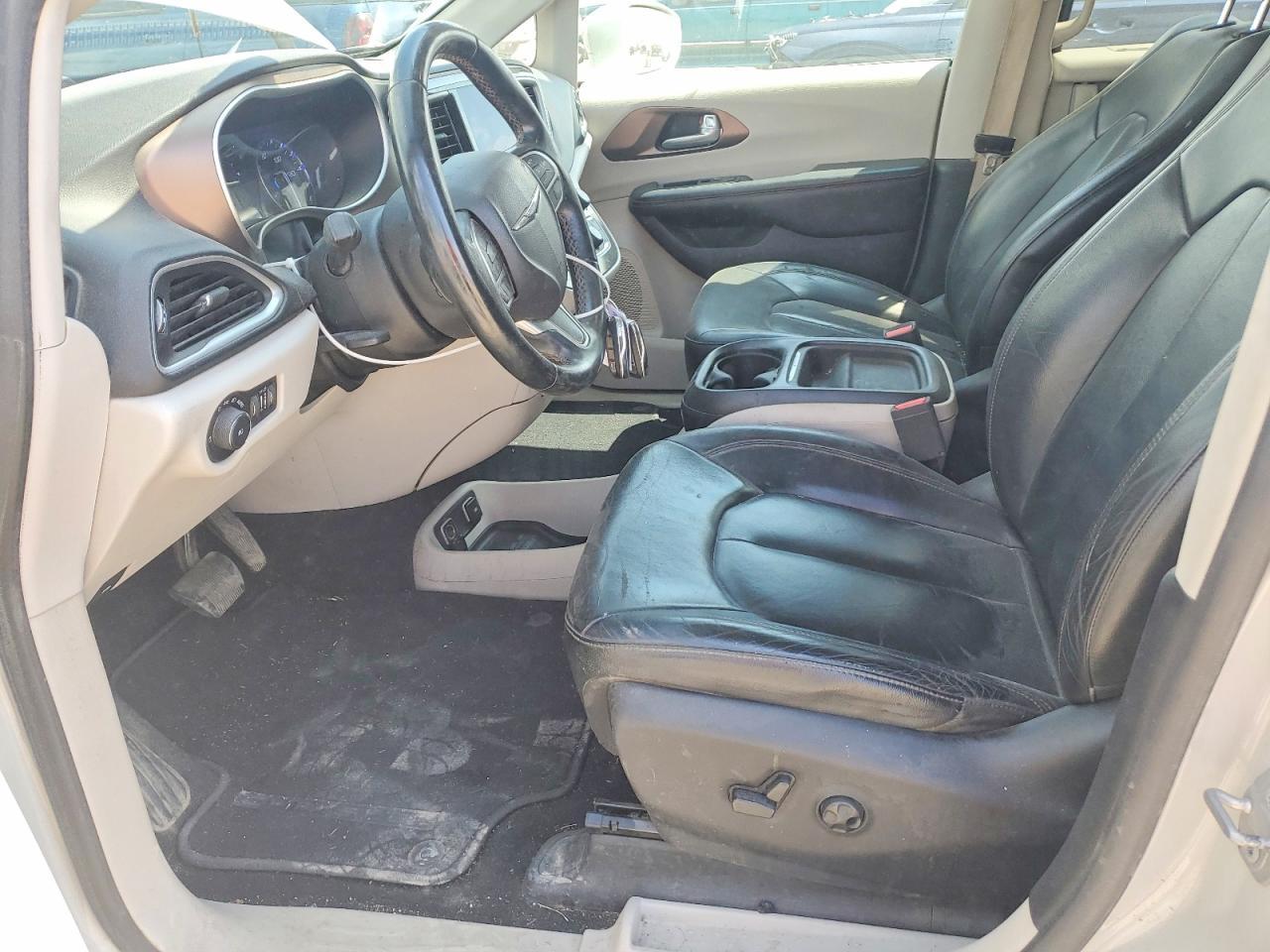 2017 Chrysler Pacifica Touring L - Image 7