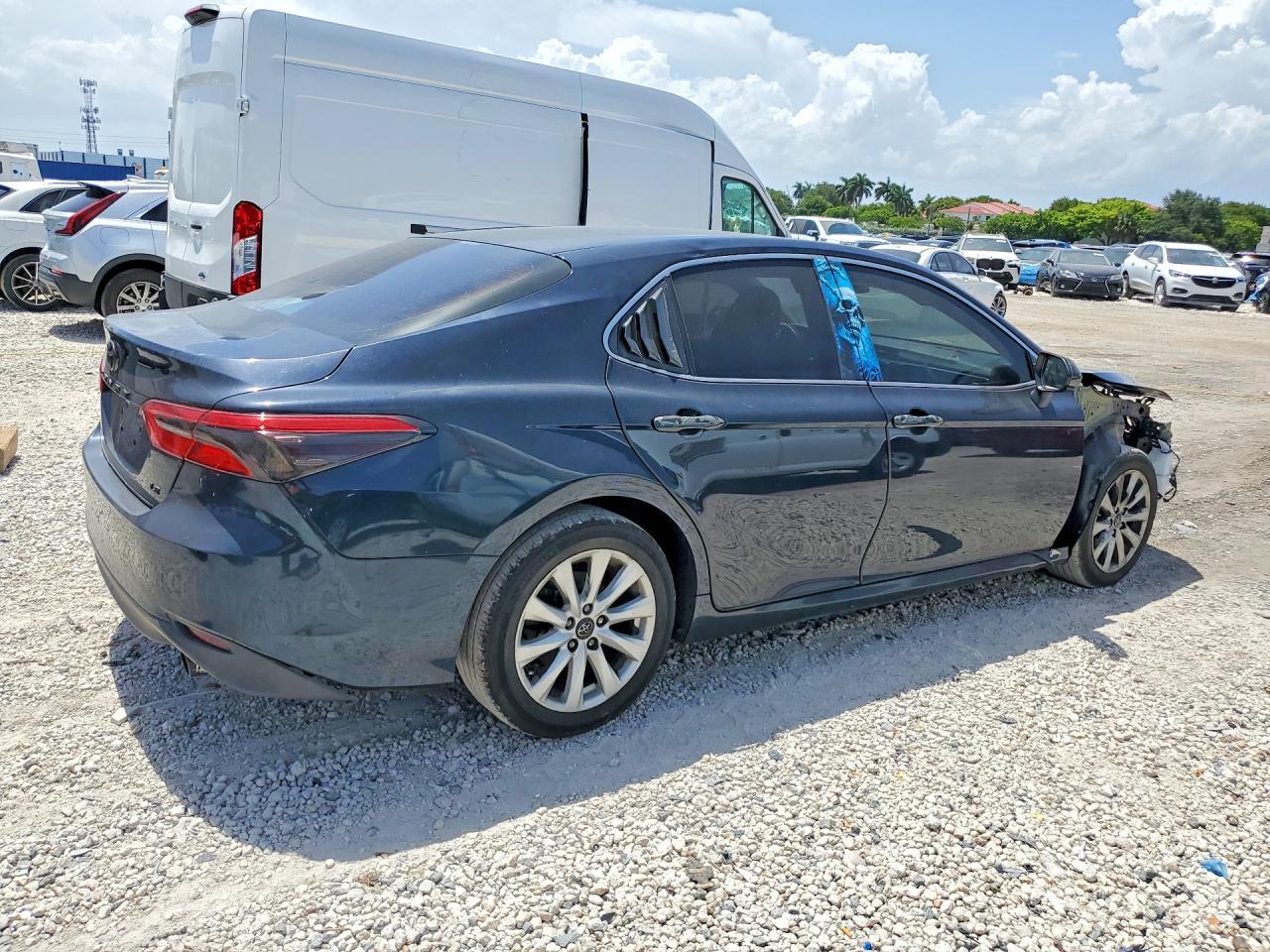 2018 Toyota Camry Le - Image 3