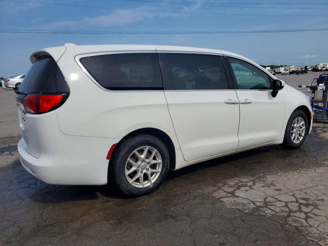 2017 Chrysler Pacifica Touring - Фото 3