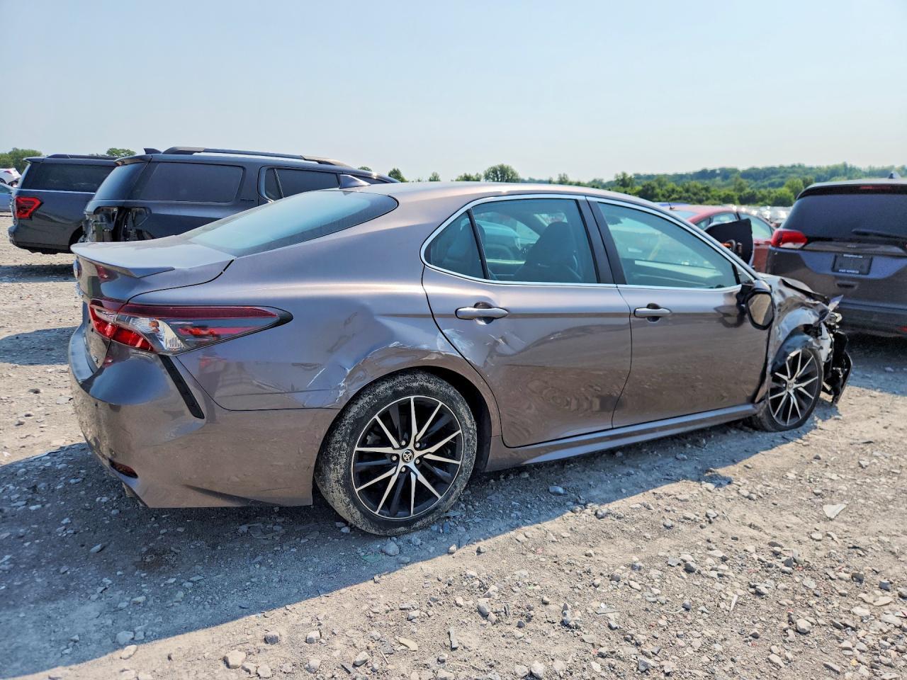 2022 Toyota Camry Se - Image 3