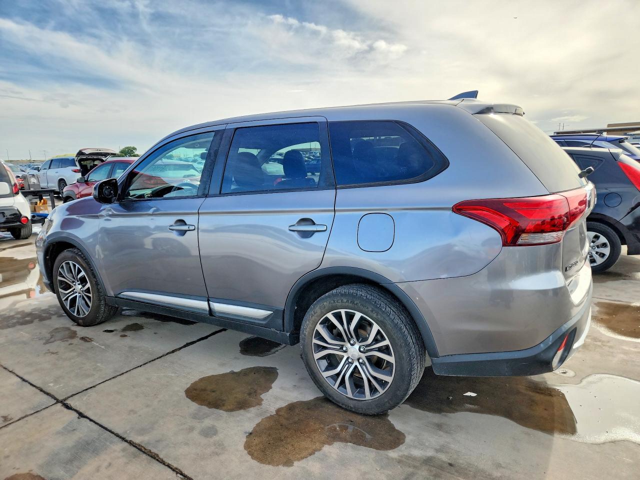 2018 Mitsubishi Outlander Es - Image 2