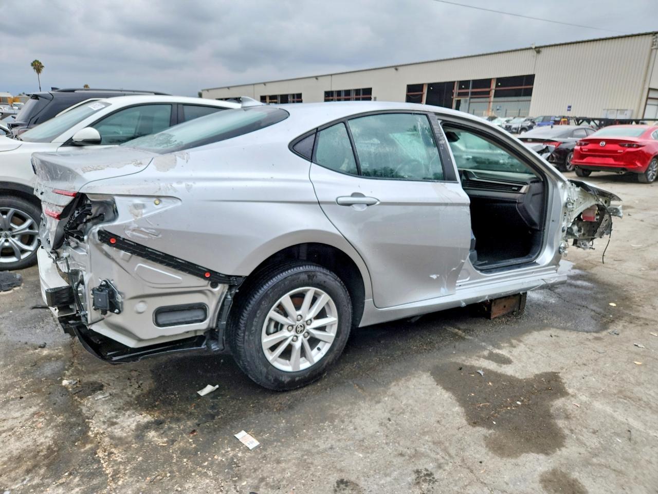 2025 Toyota Camry Le - Фото 3
