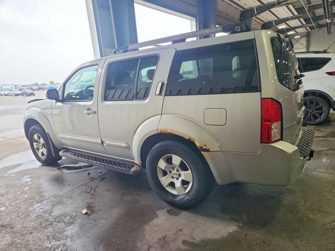 2005 Nissan Pathfinder Xe - Фото 2