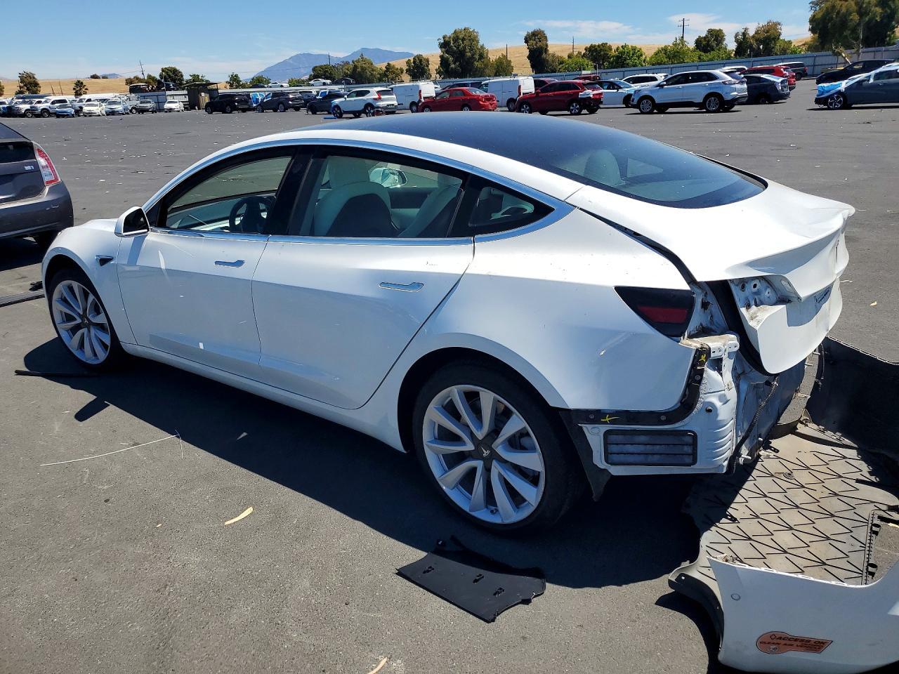 2020 Tesla Model 3 - Фото 2