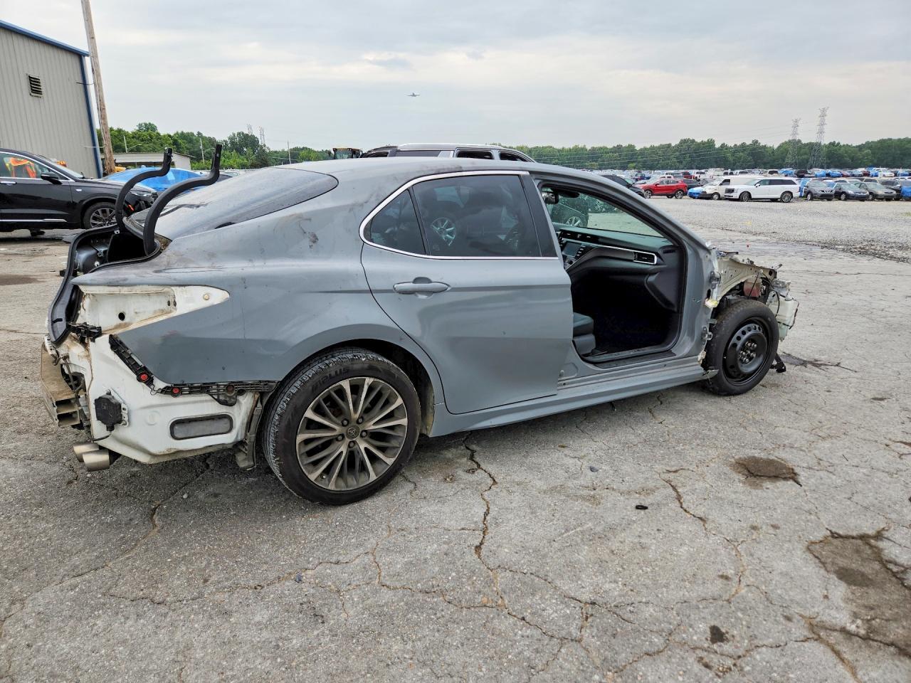 2018 Toyota Camry Se - Фото 3