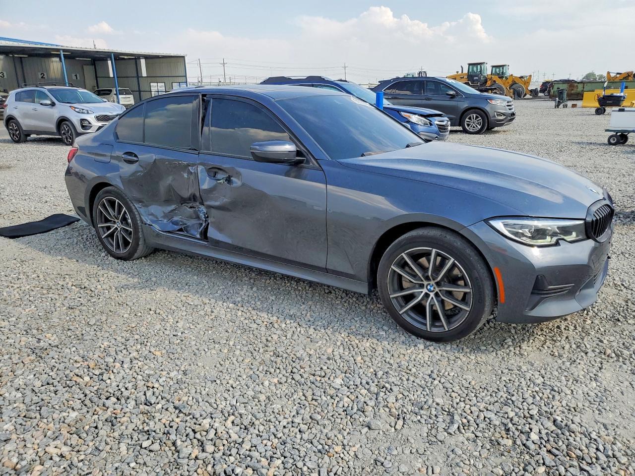 2021 BMW 330Xi - Фото 4