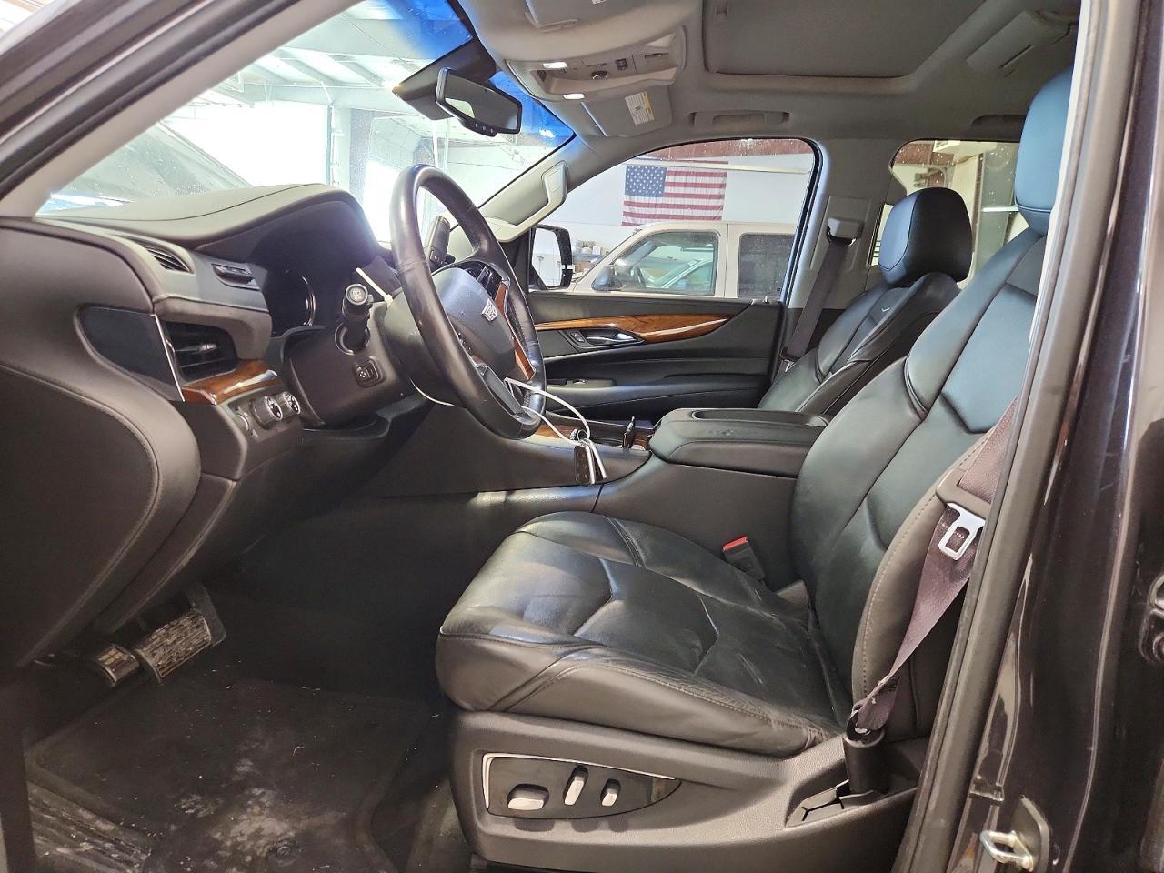 2016 Cadillac Escalade Luxury - Image 7
