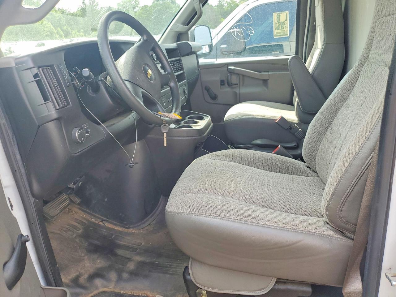 2021 Chevrolet Express Box Truck - Image 7