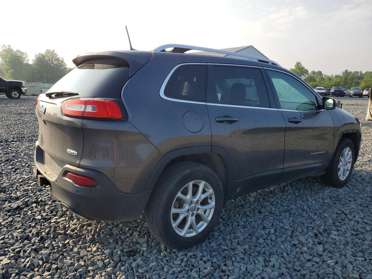 2018 Jeep Cherokee Latitude Plus - Image 3