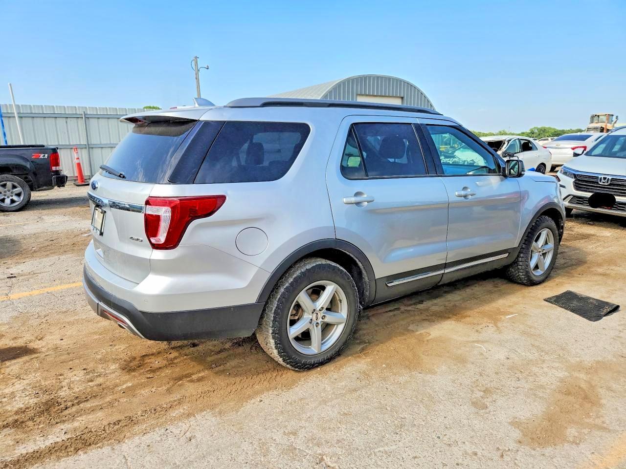 2017 Ford Explorer Xlt - Image 3
