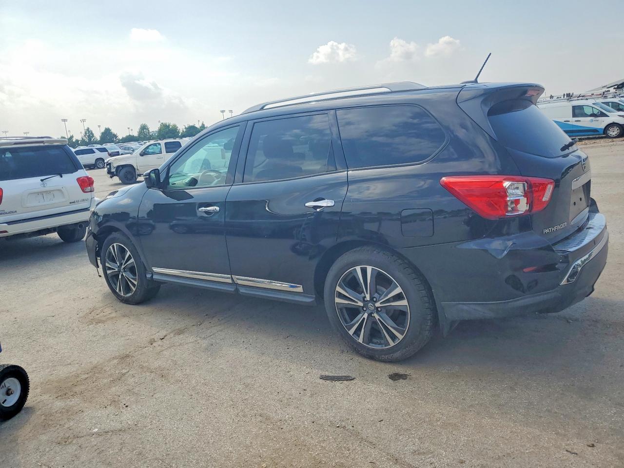 2017 Nissan Pathfinder Platinum - Image 2