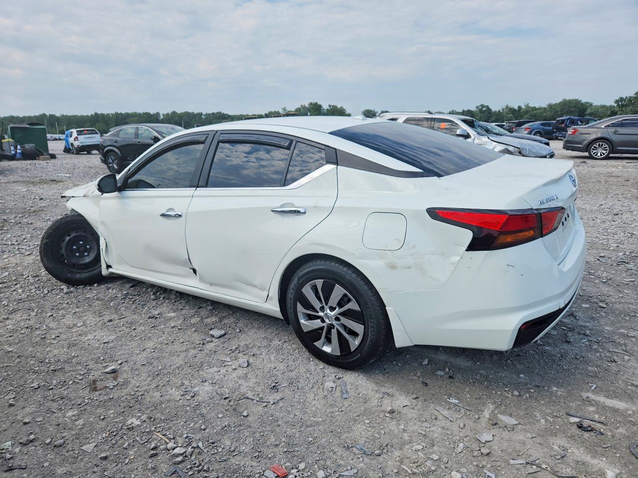 2020 Nissan Altima S - Фото 2
