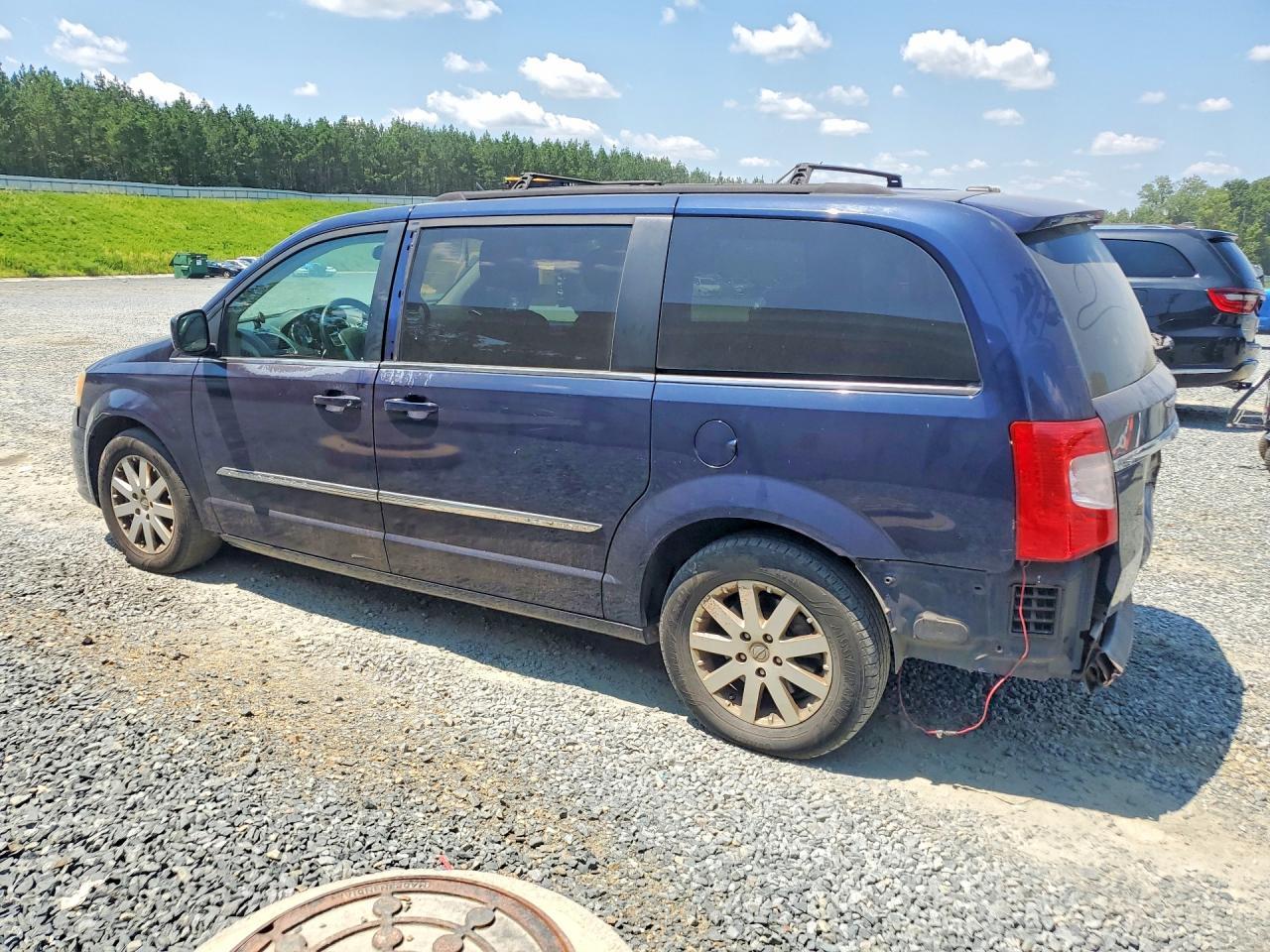 2012 Chrysler Town & Country Touring - Фото 2