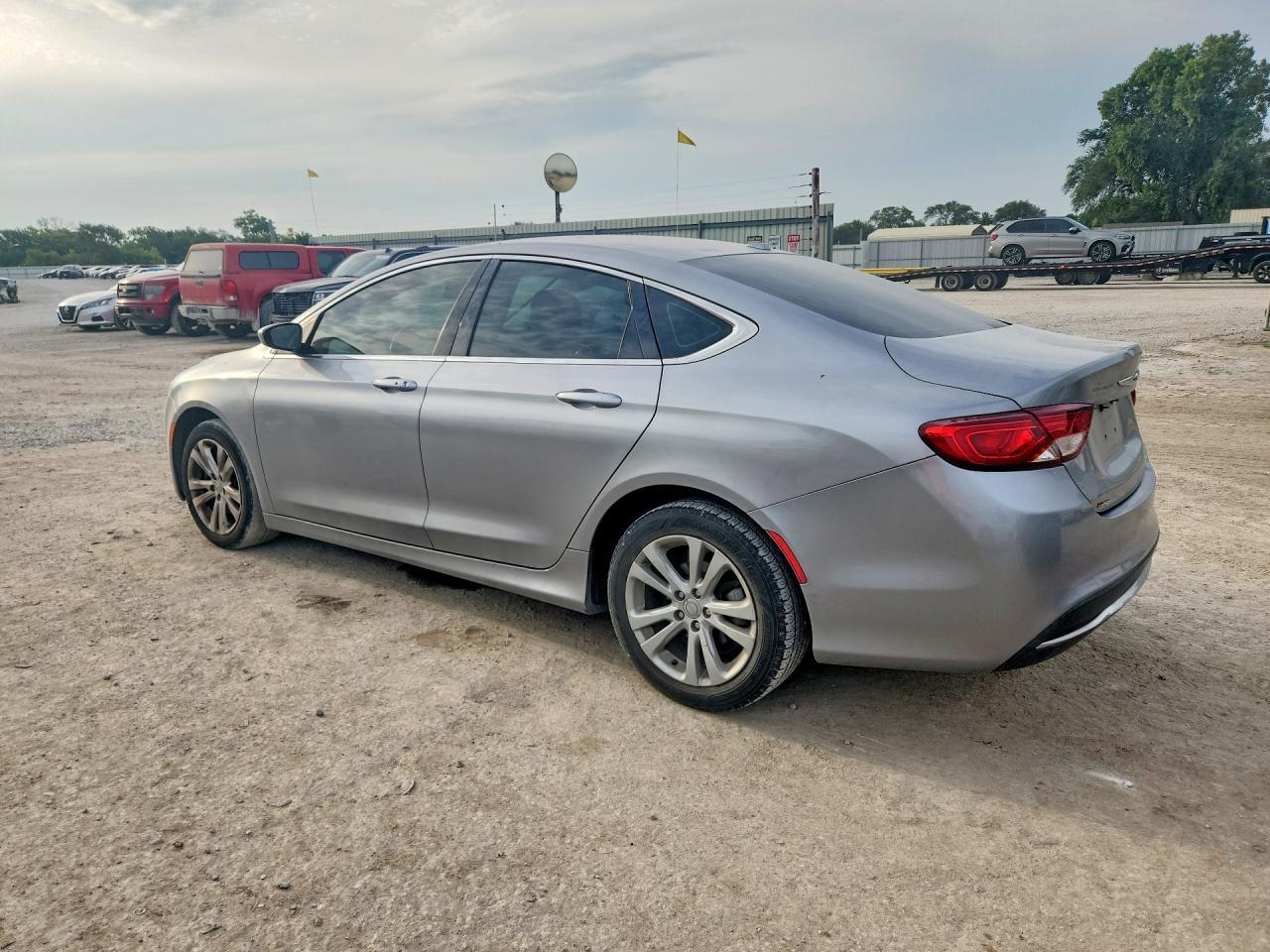 2015 Chrysler 200 Limited - Фото 2