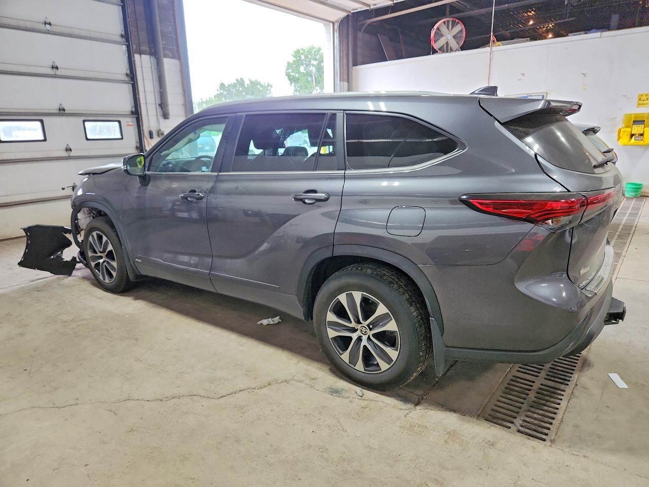 2023 Toyota Highlander Hybrid Xle - Image 2