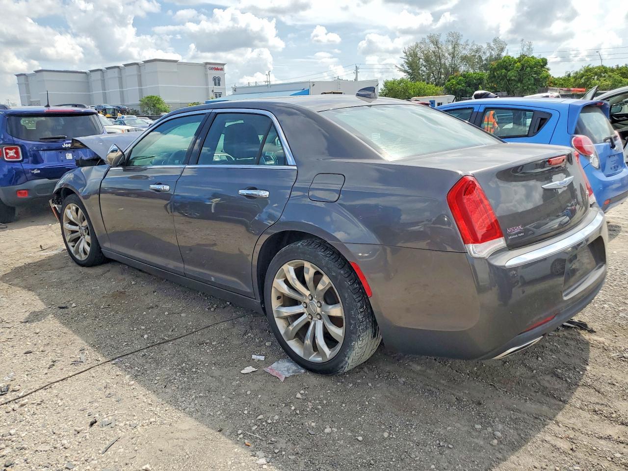 2020 Chrysler 300 Limited - Фото 2