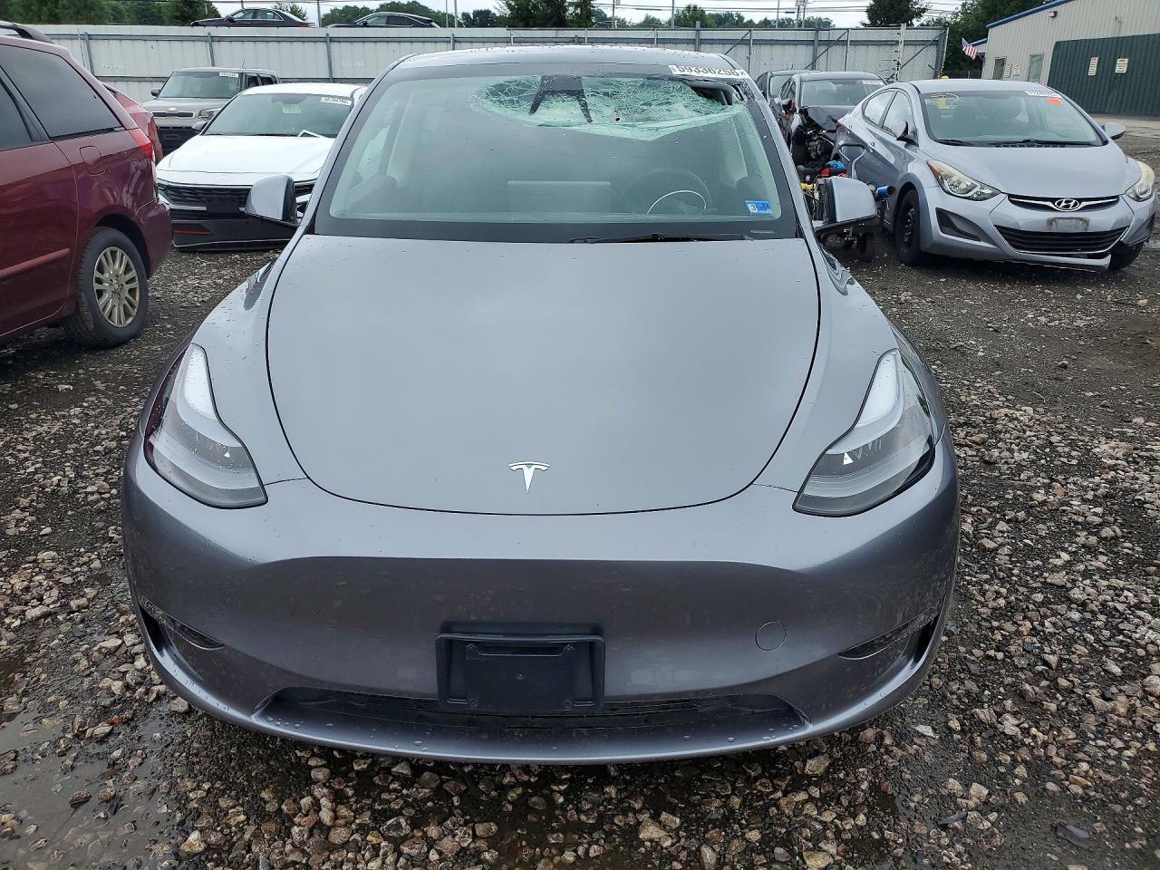 2025 Tesla Model Y - Фото 5