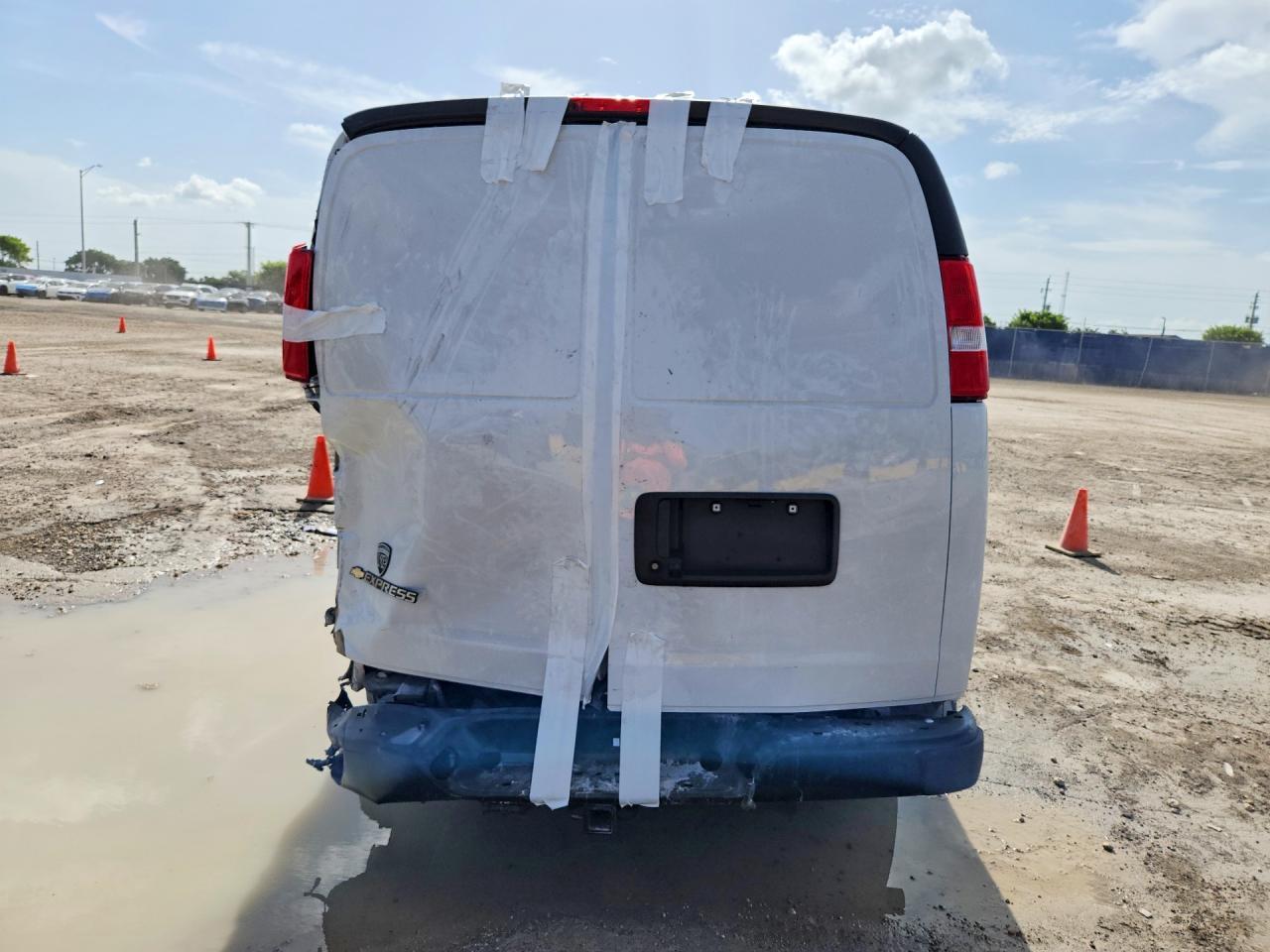 2025 Chevrolet Express G2500 - Фото 6