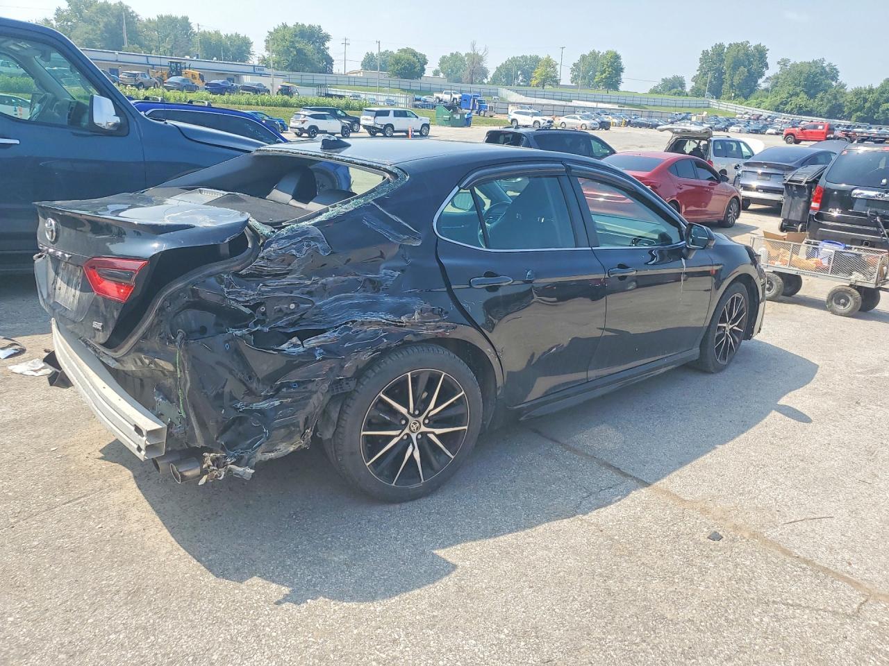 2021 Toyota Camry Se - Фото 3