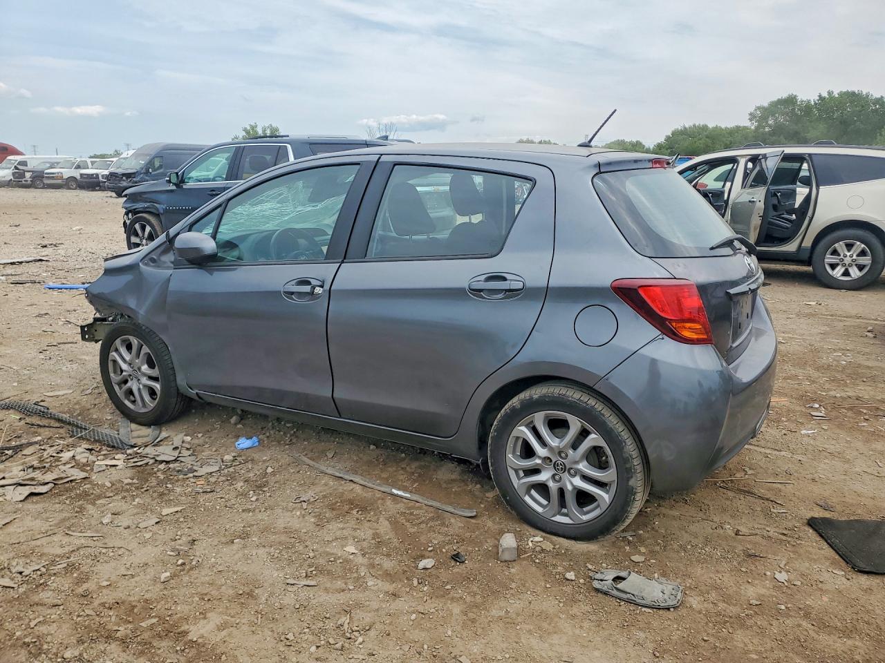 2017 Toyota Yaris 5-Door L - Фото 2