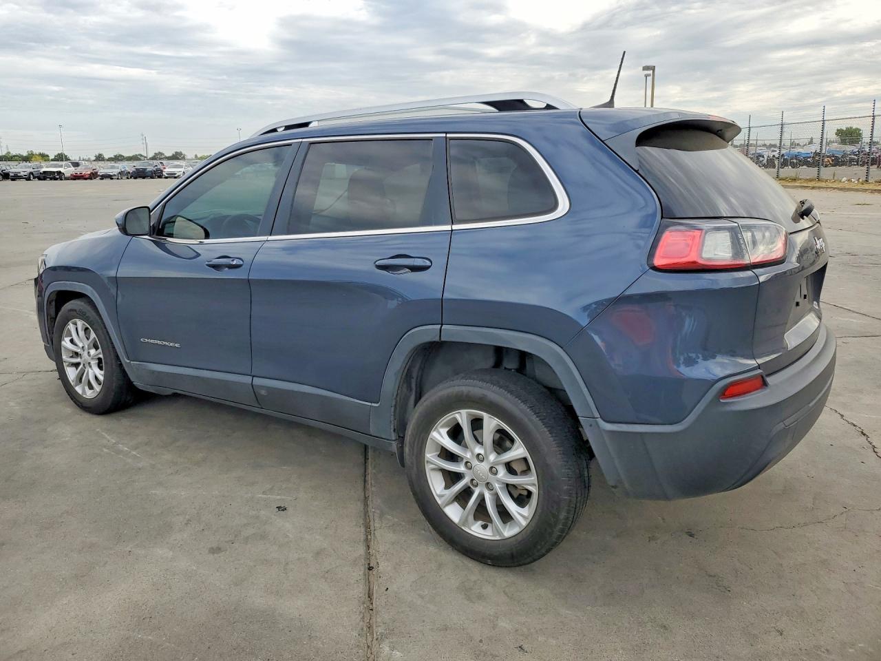 2019 Jeep Cherokee Latitude - Image 2