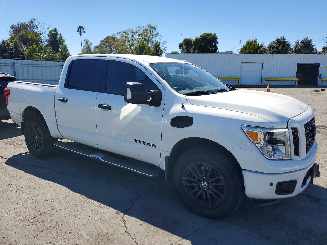 2017 Nissan Titan - Image 4