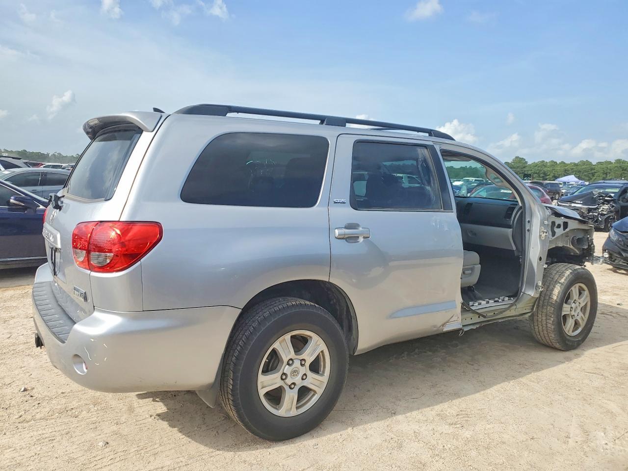 2014 Toyota Sequoia Sr5 - Image 3