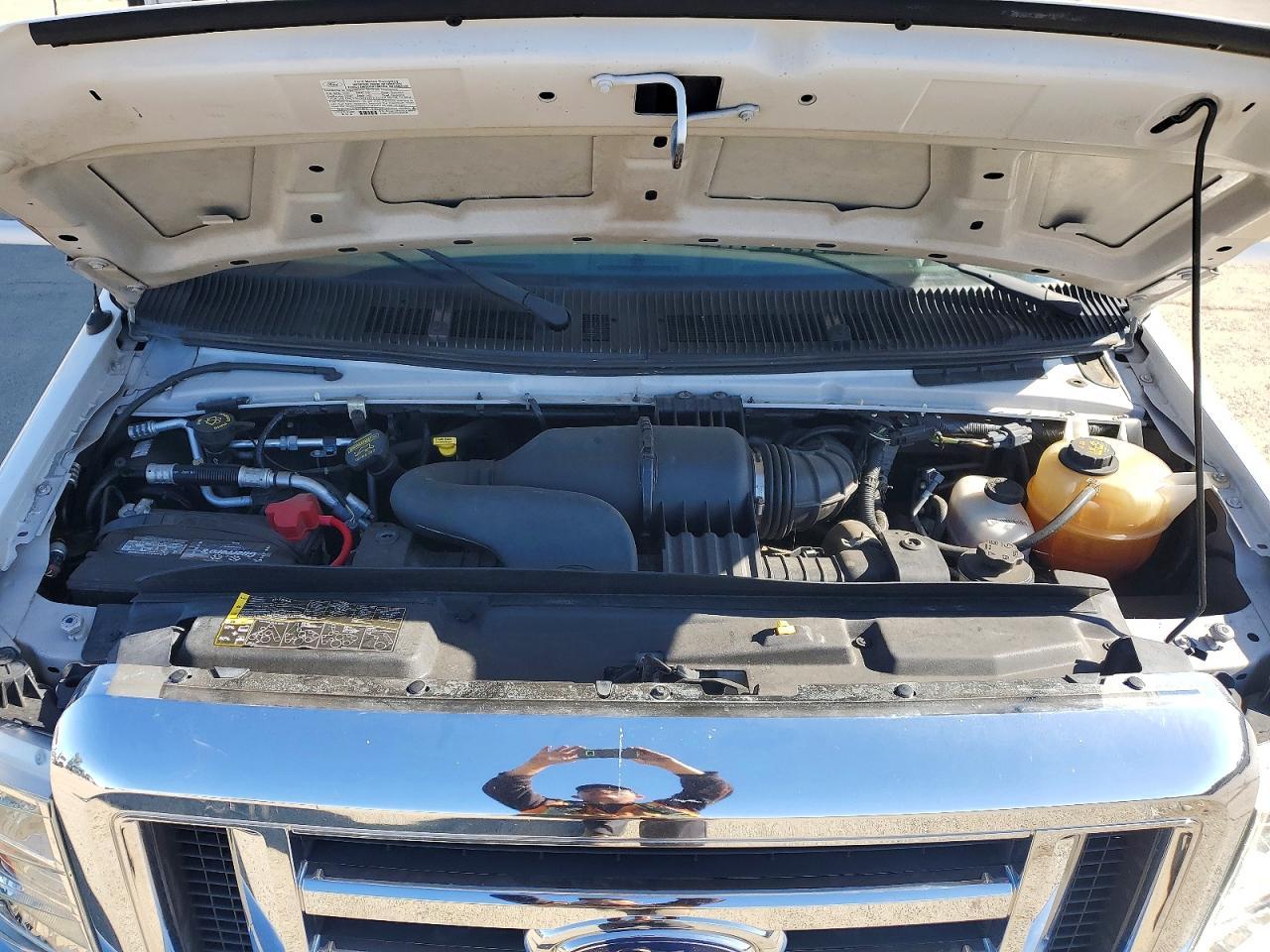 2013 Ford Econoline E450 Super Duty Cutaway Van - Image 7