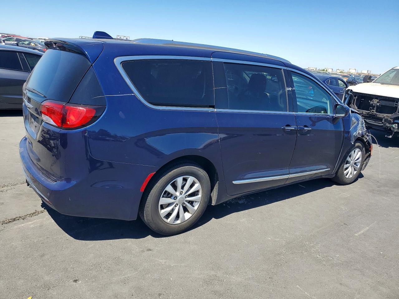 2018 Chrysler Pacifica Touring L - Image 3
