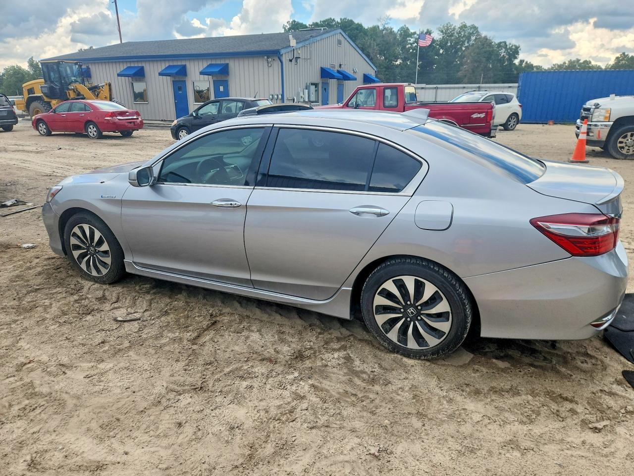 2017 Honda Accord Touring Hybrid - Image 2