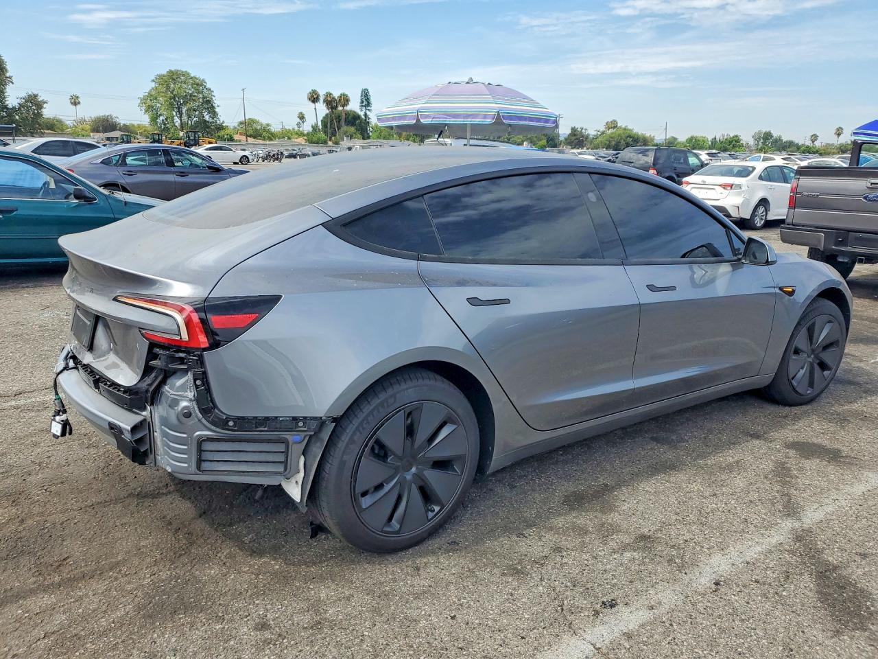 2026 Tesla Model 3 - Фото 3