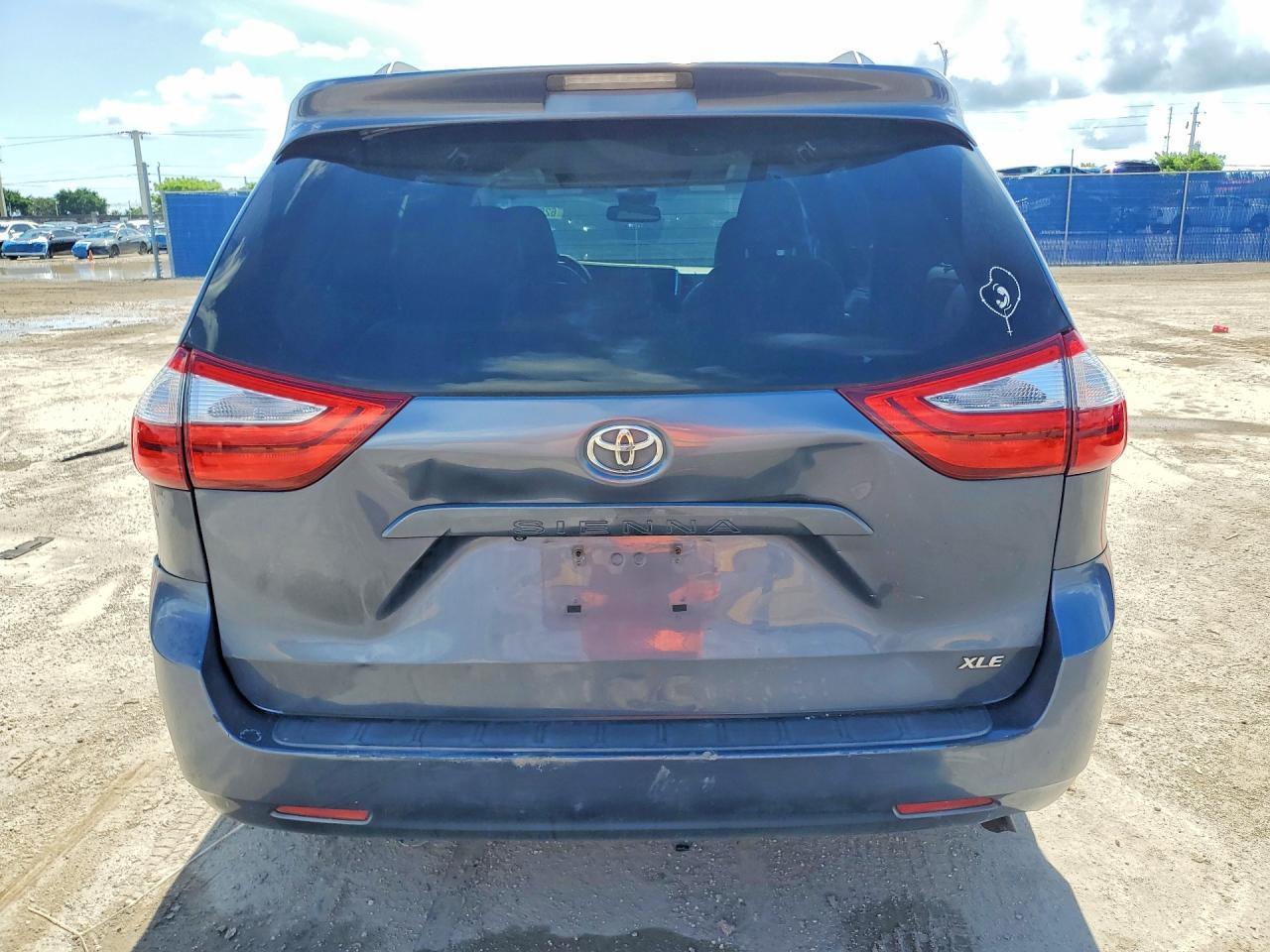 2015 Toyota Sienna Xle 8-Passenger - Image 6