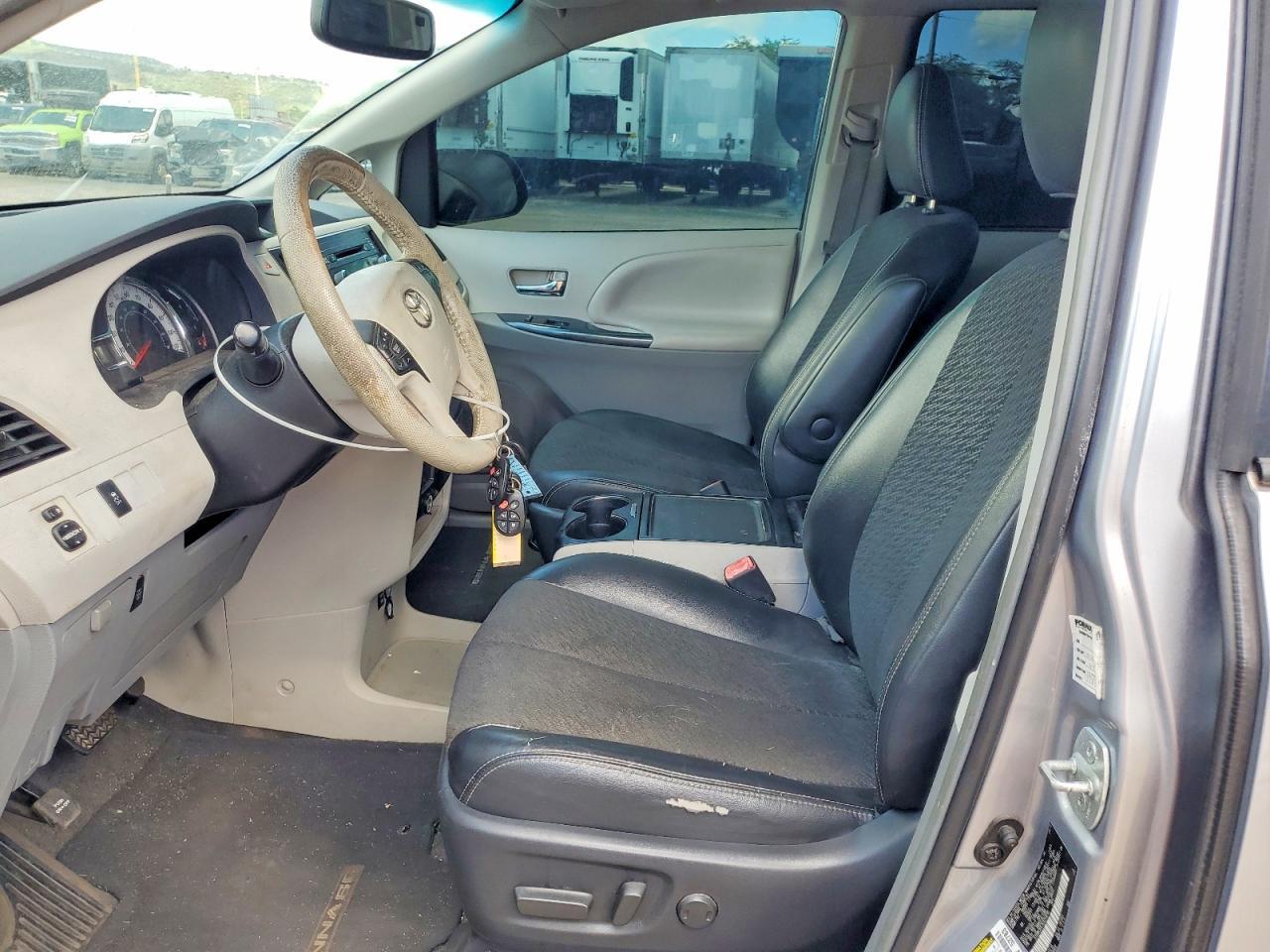2012 Toyota Sienna Sport - Фото 7