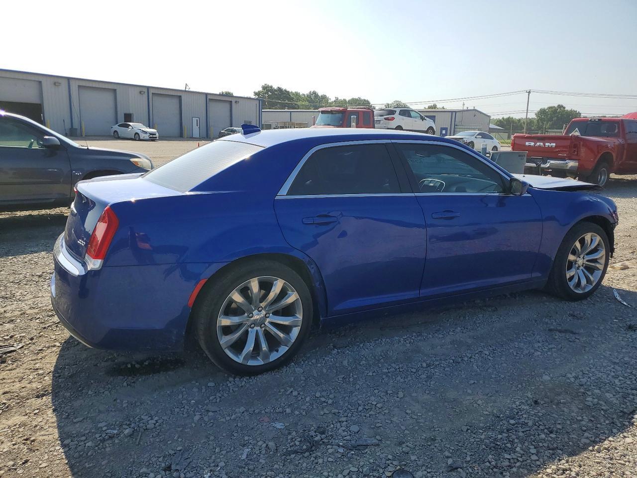 2019 Chrysler 300 Touring - Фото 3