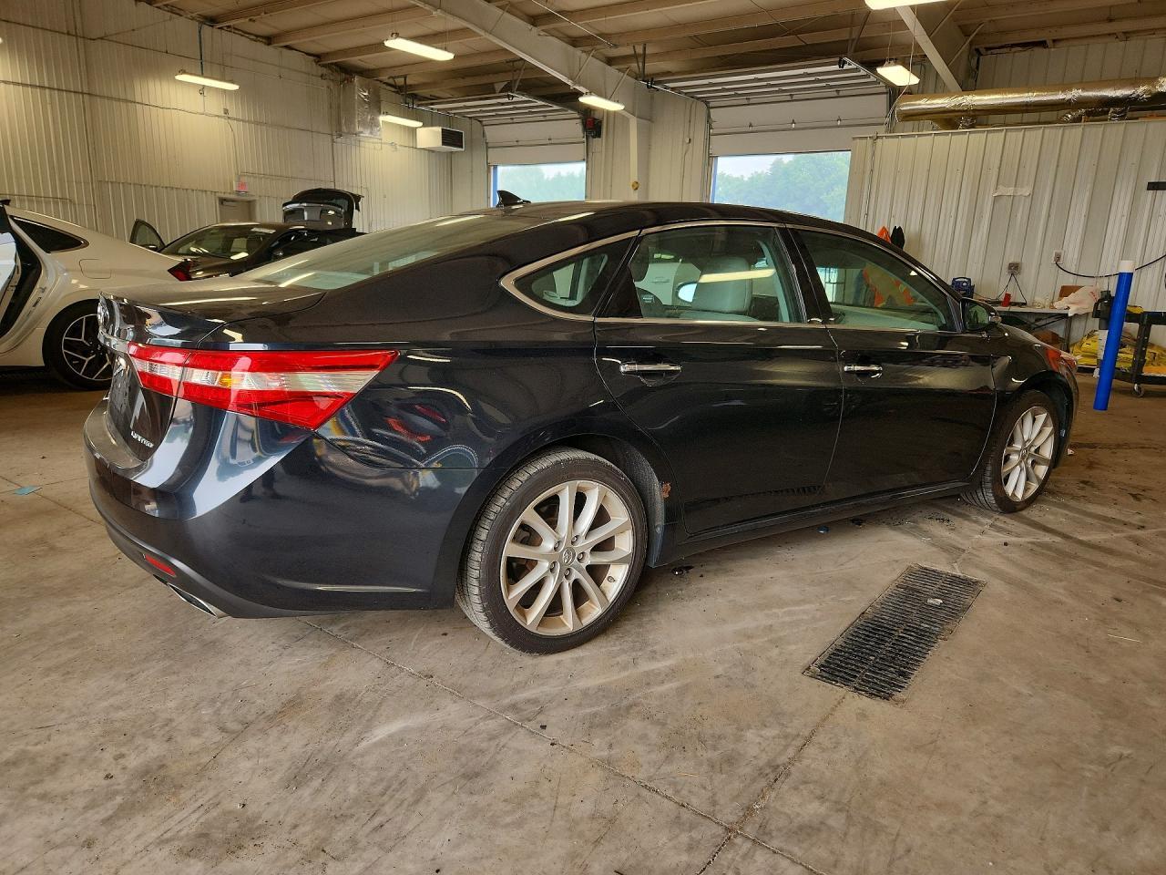 2015 Toyota Avalon Limited - Image 3