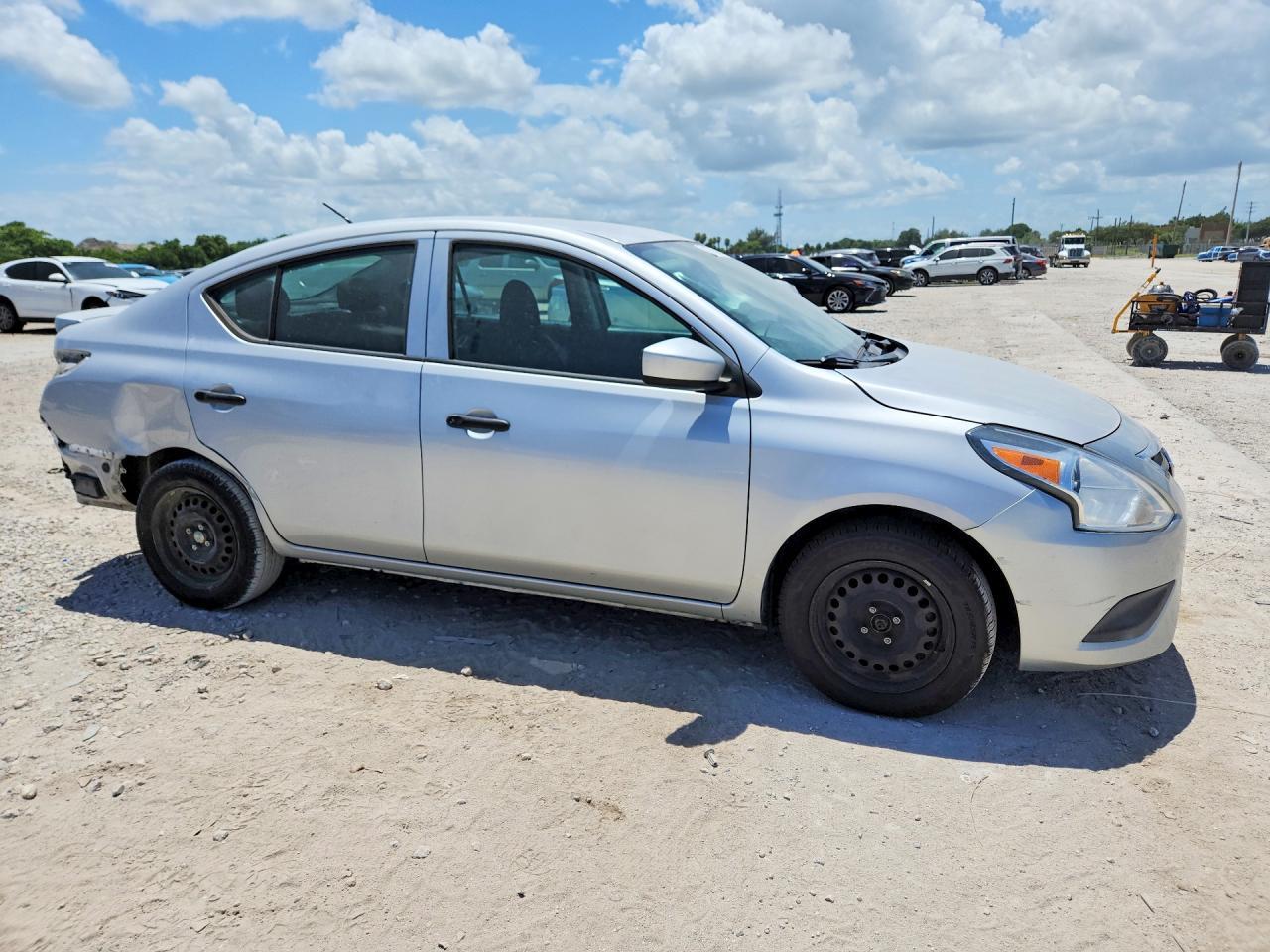 2017 Nissan Versa 1.6 S Plus - Фото 4