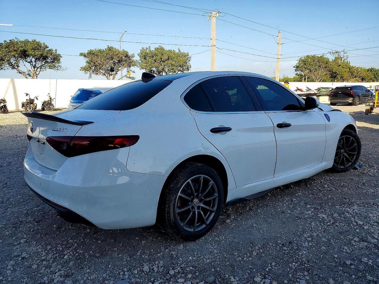 2018 Alfa Romeo Giulia Q4 - Image 3