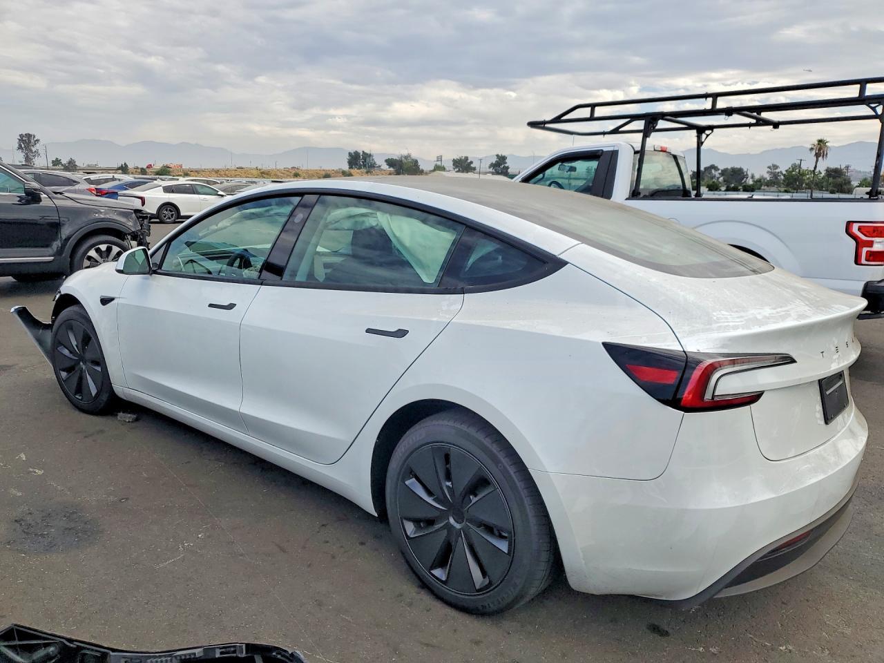 2026 Tesla Model 3 - Фото 2