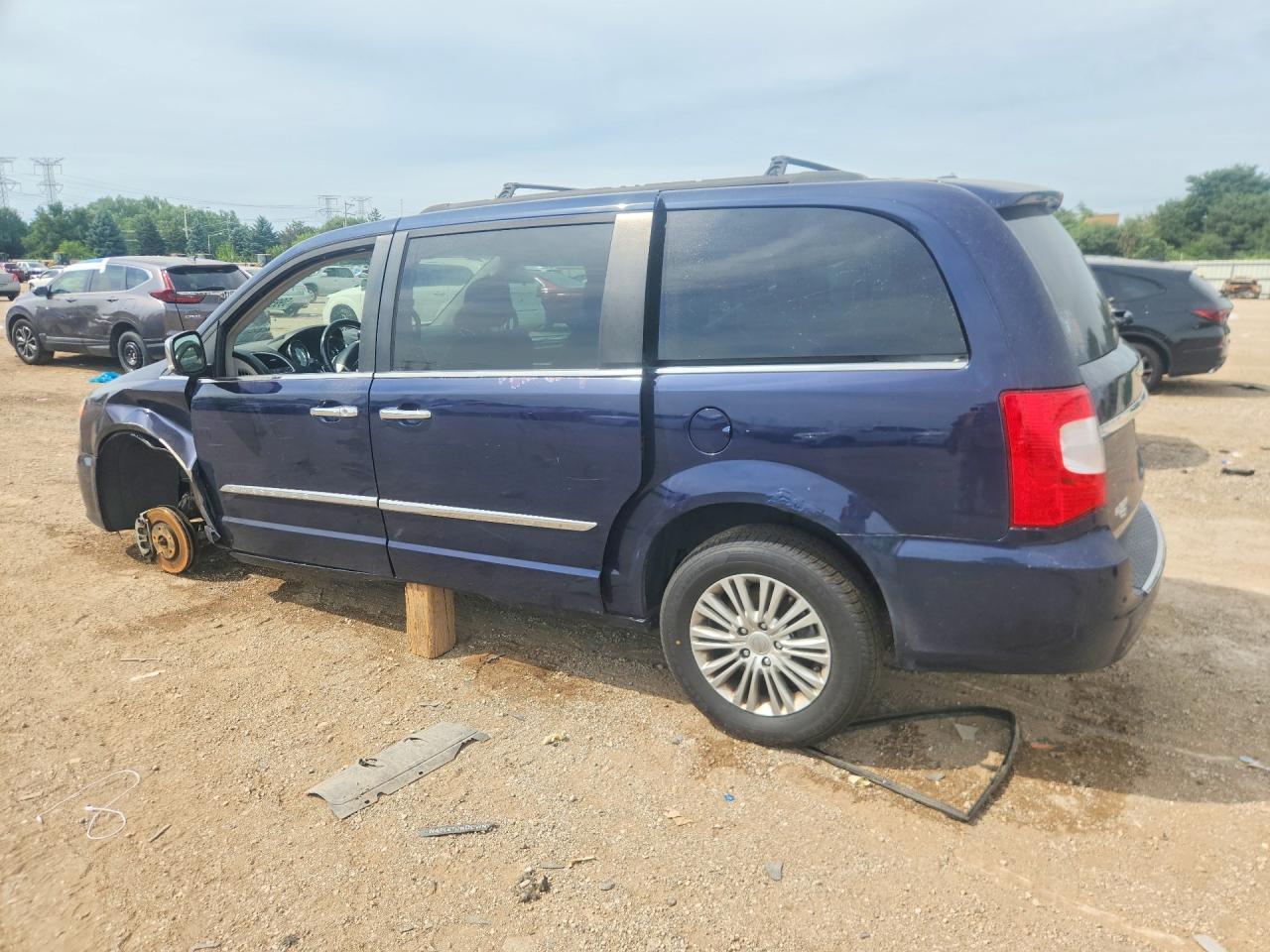 2015 Chrysler Town & Country Touring L - Фото 2