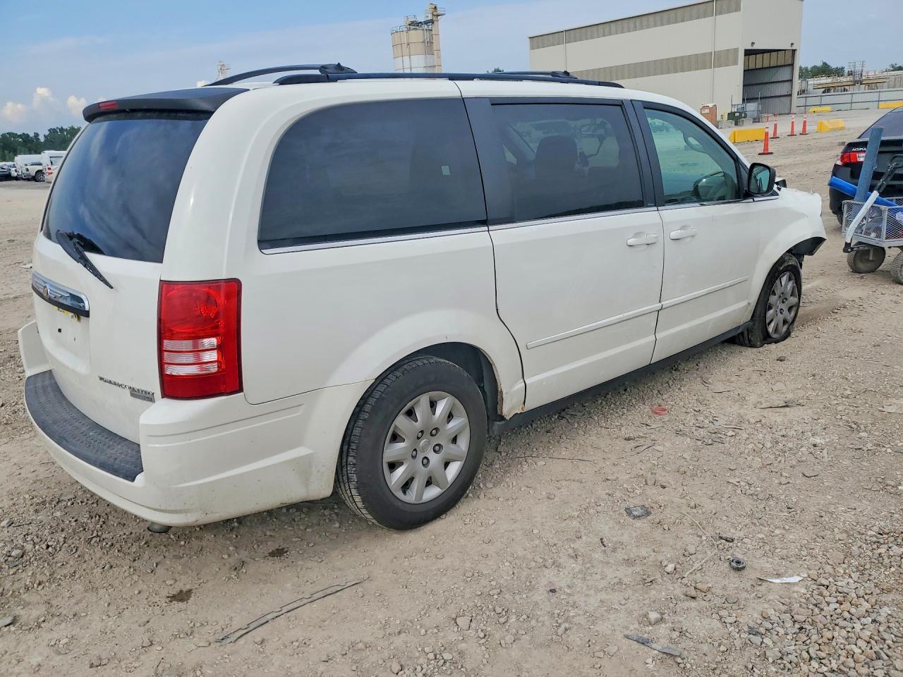 2010 Chrysler Town & Country Lx - Image 3