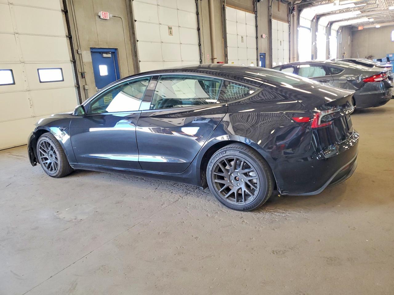 2025 Tesla Model 3 - Фото 2