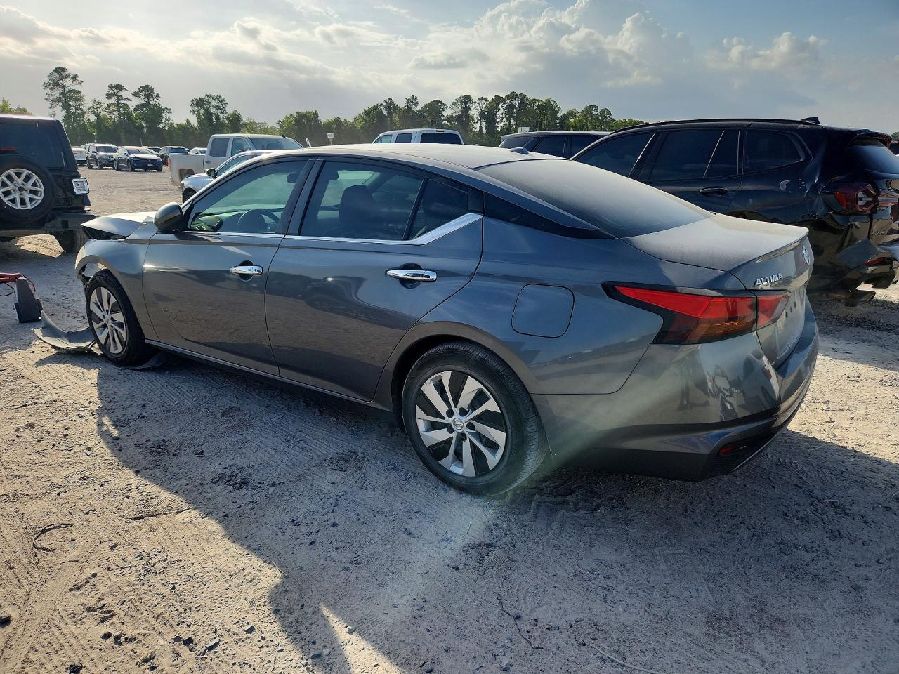 2020 Nissan Altima S - Фото 2