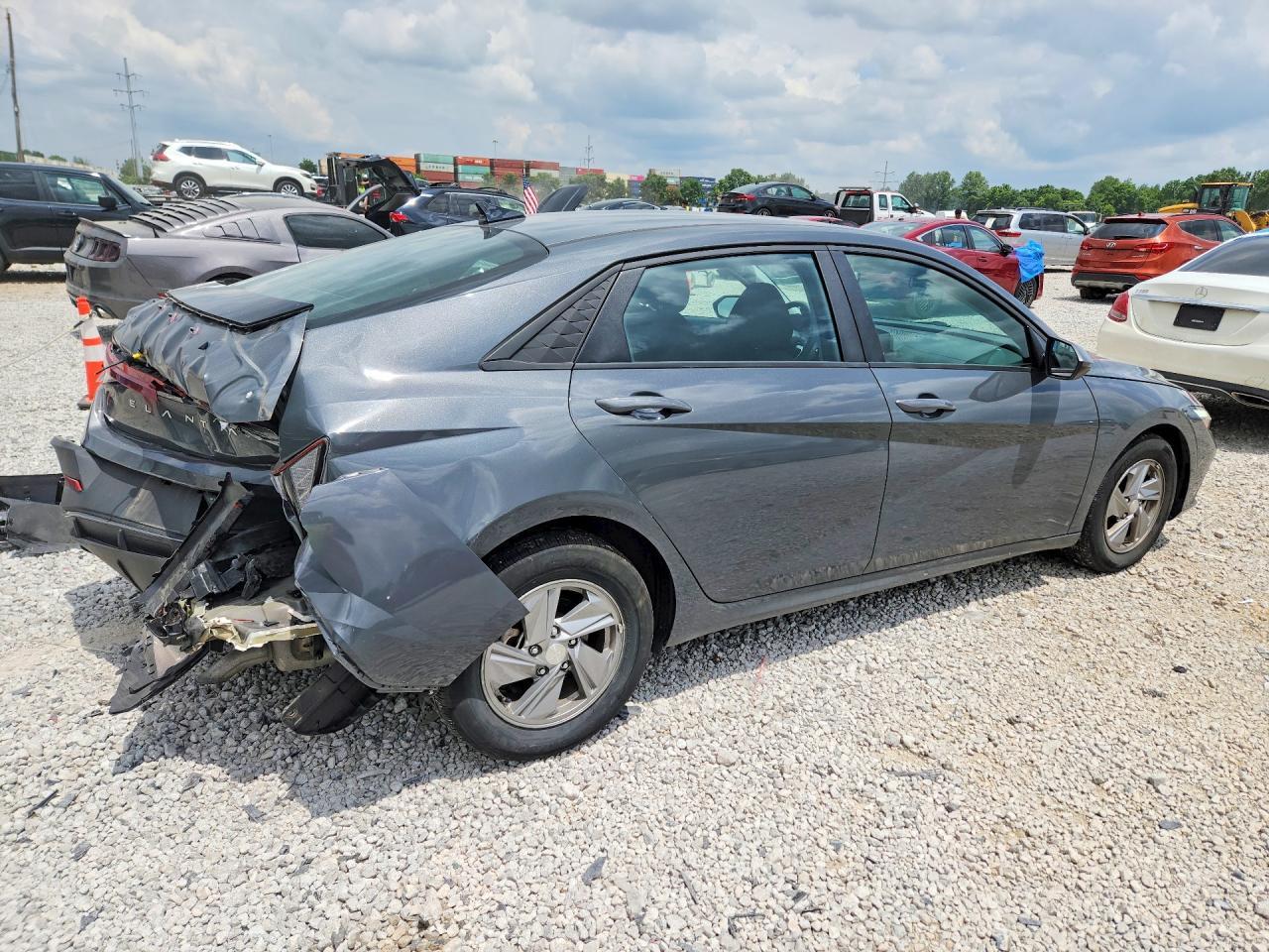 2024 Hyundai Elantra Se - Image 3