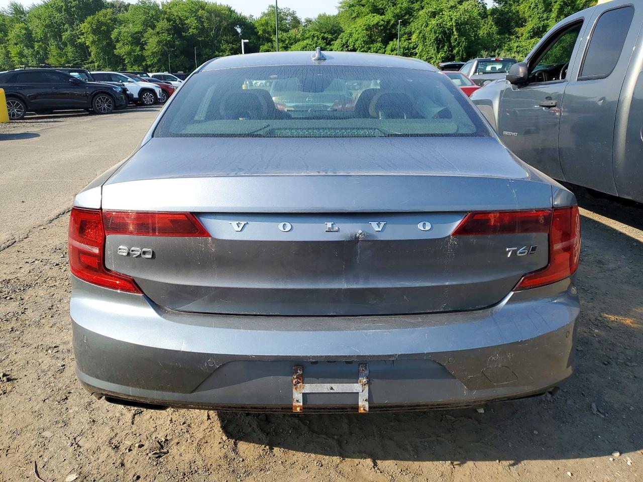 2018 Volvo S90 T6 Momentum - Image 6