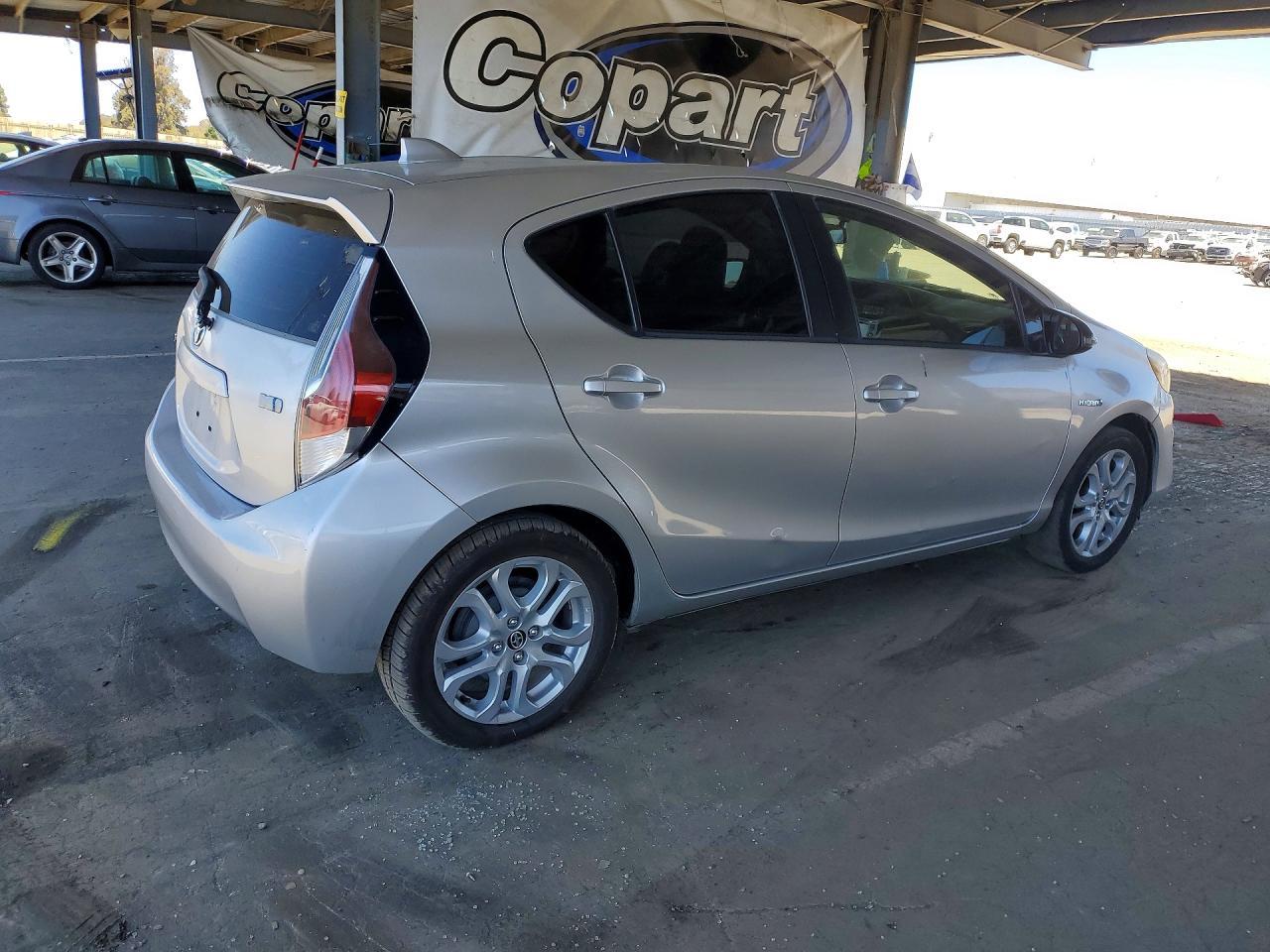 2015 Toyota Prius C One - Фото 3