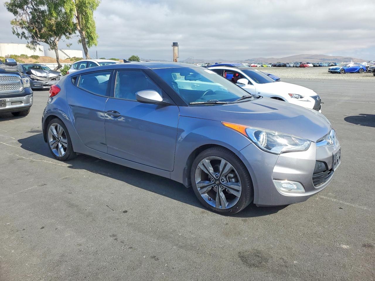 2016 Hyundai Veloster Base - Image 4