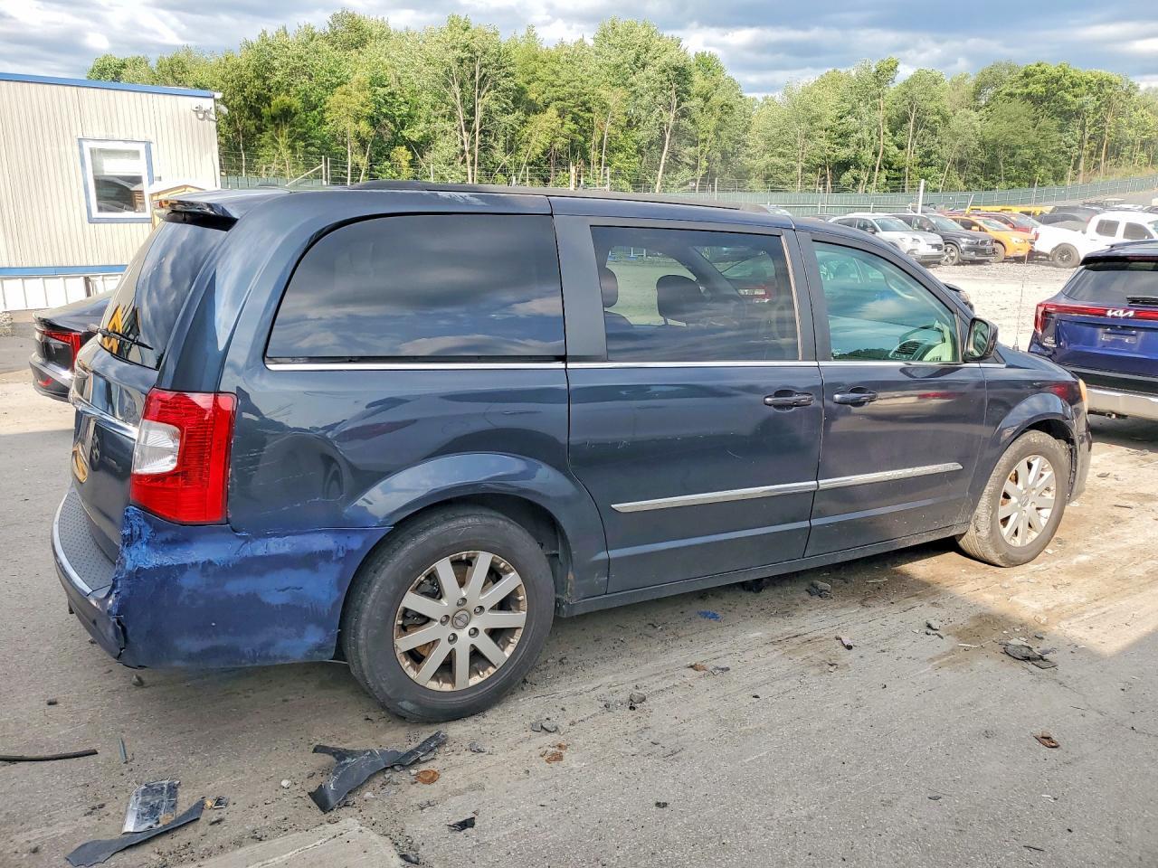 2014 Chrysler Town & Country Touring - Image 3