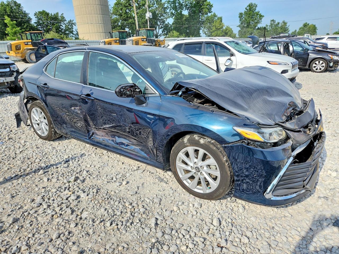 2021 Toyota Camry Le - Фото 4