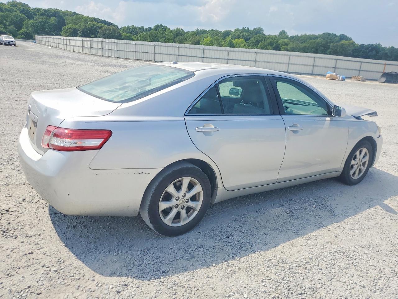 2011 Toyota Camry Le - Image 3