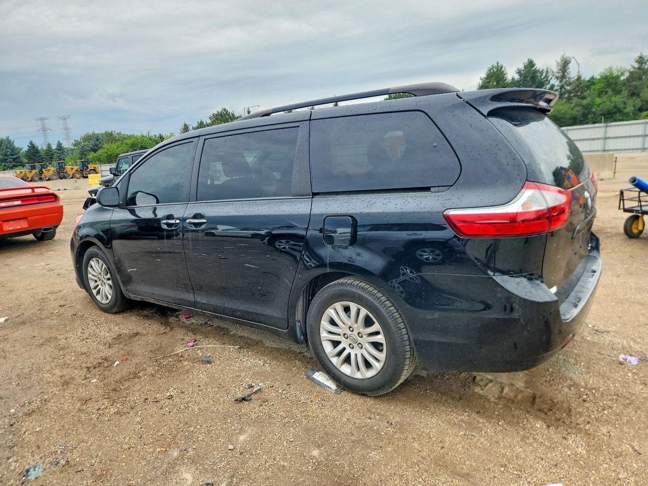 2015 Toyota Sienna Xle 8-Passenger - Фото 2